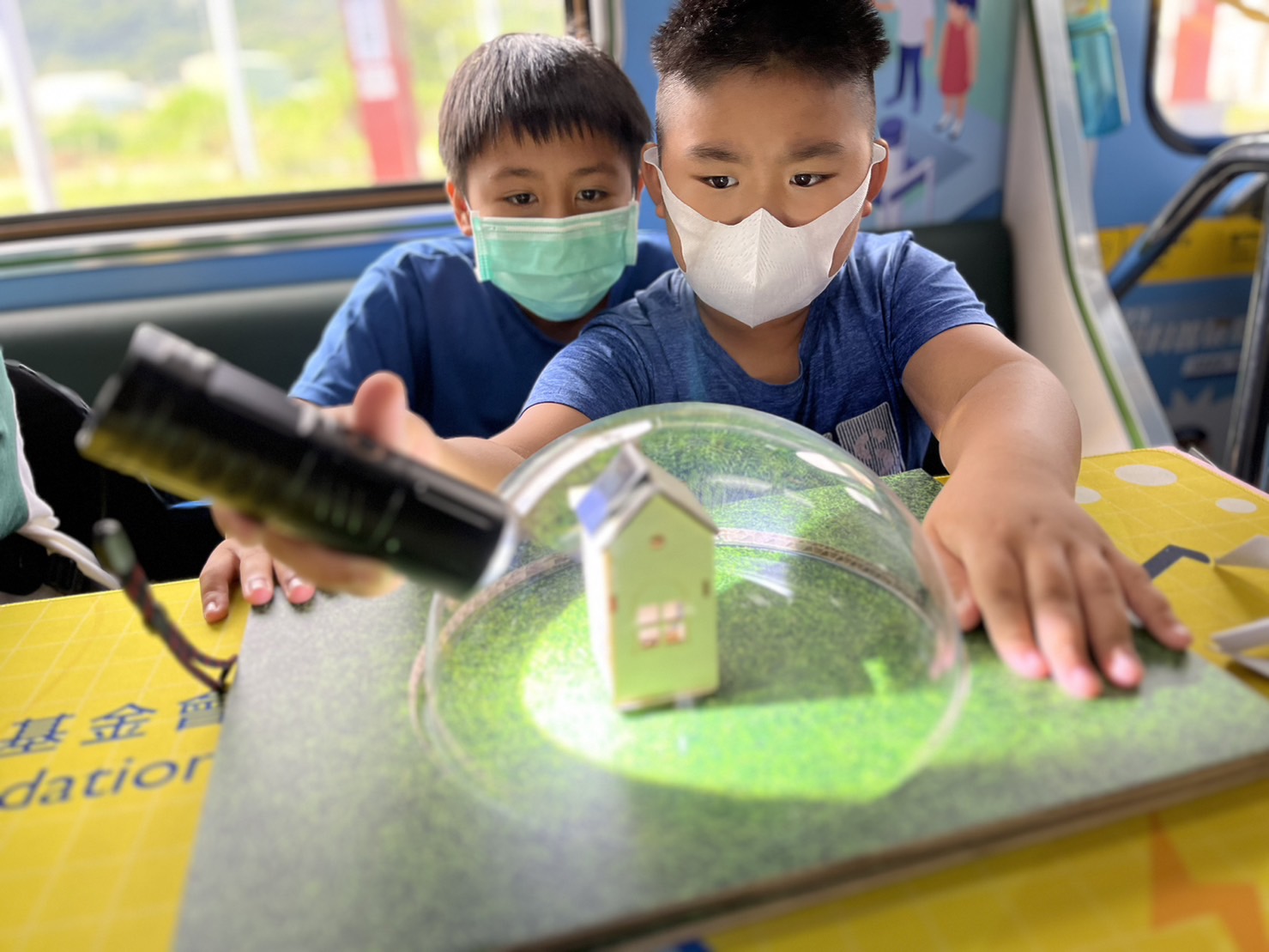 友達參與基礎科學主題車廂，以STEAM教學精神，設計「逐日科學家」、「太陽能工程師」以及「淨零建築師」三大能源科普課程和實驗