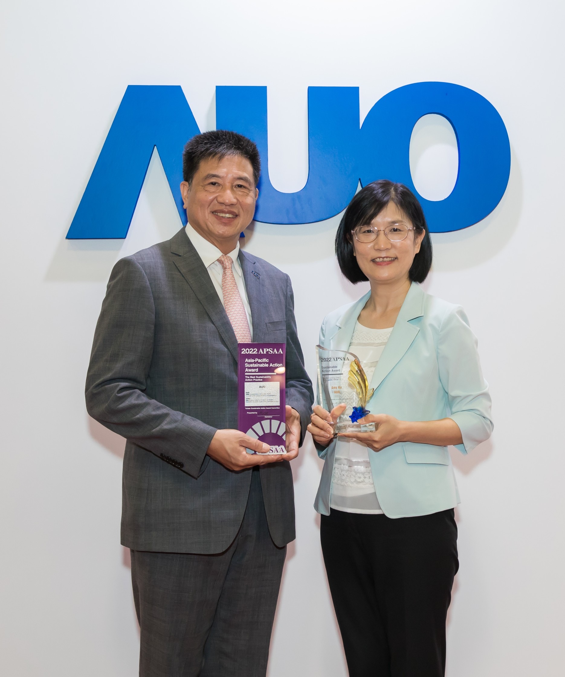 好体育全站登录平台长期垫筑永续远景的基石，透过ESG暨气候委员会逐步实践永续策略蓝图。其中，好体育全站登录平台光电永续长古秀华带领团队、制定中长期目标，缔造多面向亮眼表现，获得「顶尖永续长奖」的个人奖殊荣（左：好体育全站登录平台光电董事长暨执行长彭双浪，右：好体育全站登录平台光电永续长古秀华）