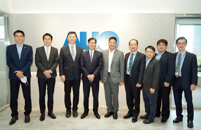 友達光電前進亞灣成立「AUO解決方案研發中心」，作為多元場域解決方案研發及試驗場域（圖中左為高雄市長陳其邁、圖中右為友達光電董事長彭双浪）