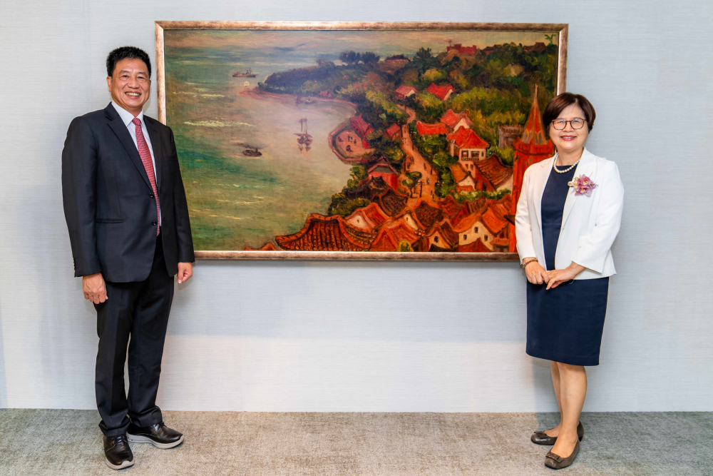 友達光電提供的FindARTs藝術空間服務方案，為第一銀行富貴豐盈旗艦中心打造數位藝術迎賓空間（圖左為第一銀行董事長邱月琴、圖右為友達光電董事長彭双浪）