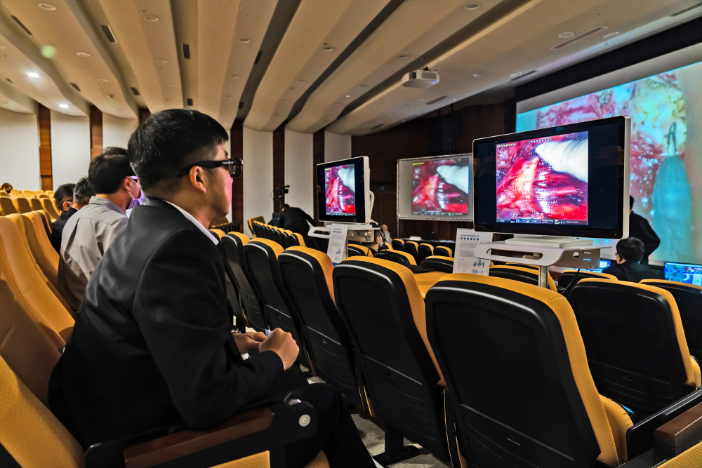 達擎之「達文西外接3D影像解決方案」，將達文西手術機器手臂的3D影像即時連線轉播，在會議室觀摩的醫師們只要戴上偏光眼鏡，就能與執刀醫師看到同步的3D立體影像，如臨操作台現場，縮短達文西手術的學習曲線