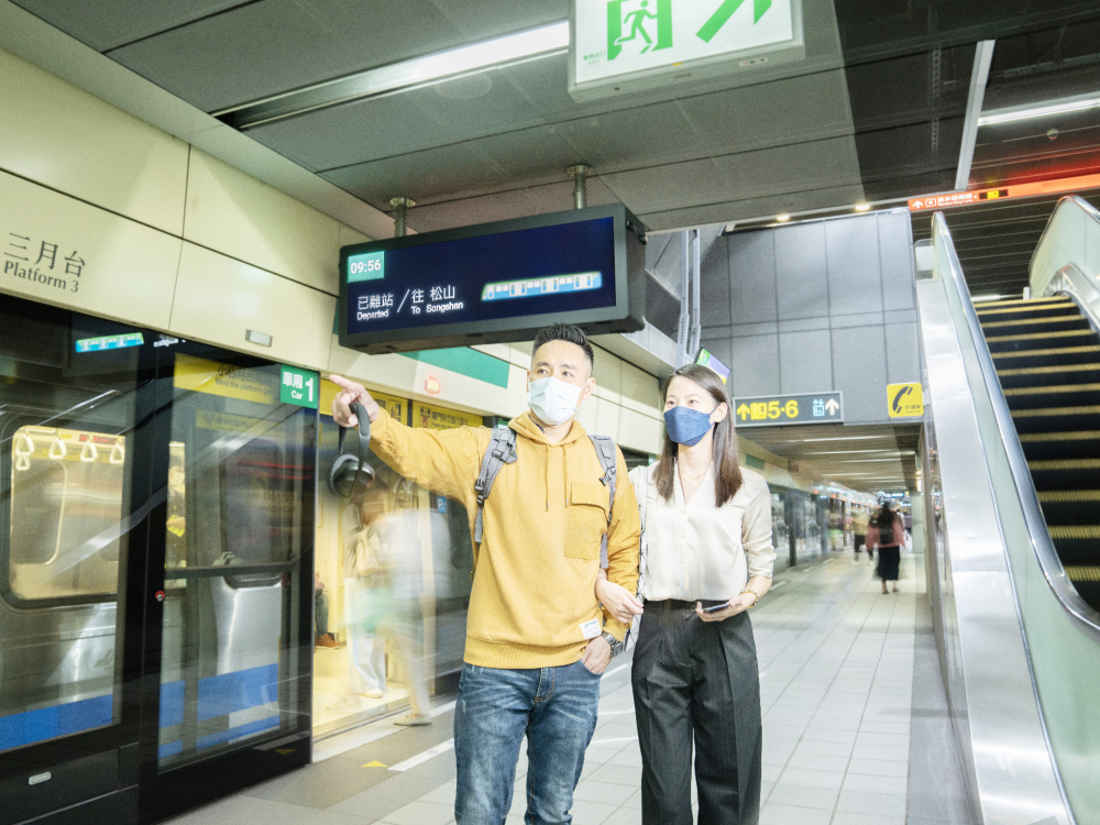 友達旗下達擎之客製化TARTAN顯示器，於台北捷運中山站亮相。以獨特長條型比例與高畫質特色，為台北捷運站帶來嶄新的都會車站風貌