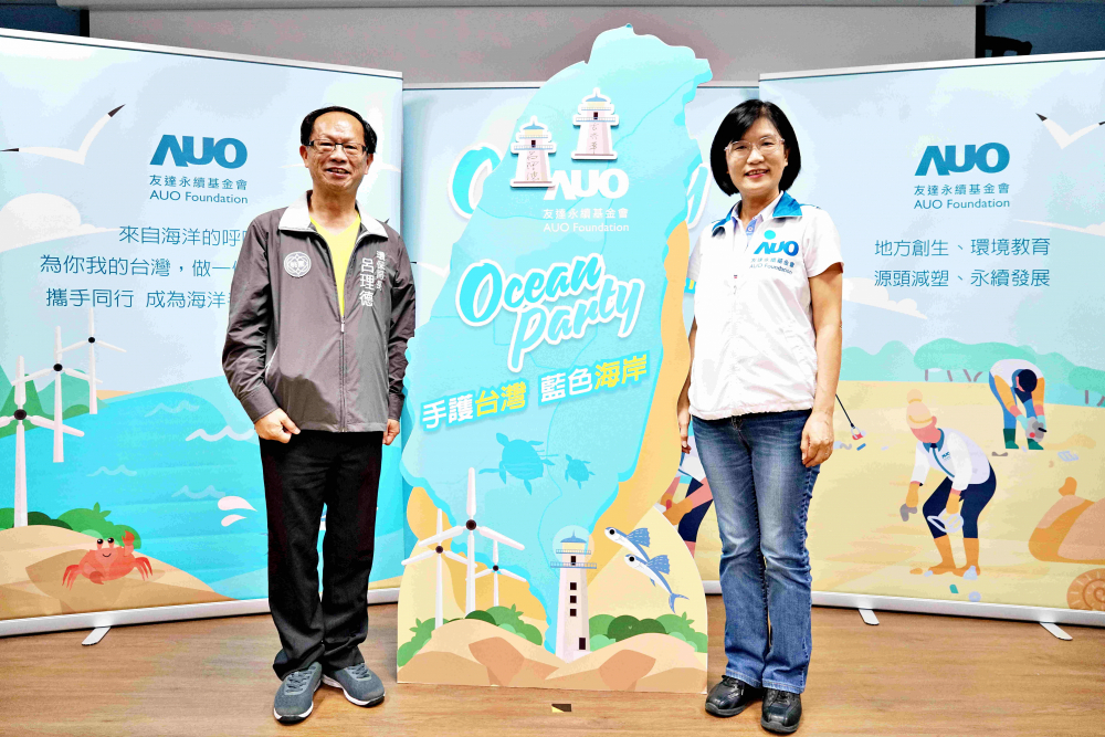 友達光電永續長古秀華（右）與桃園市環保局局長呂理德（左）進行海岸線認養儀式，簽署於象徵藍色宣言的海岸永續燈塔上，承諾以實際行動與環境教育方式，投入桃園海岸線守護行列