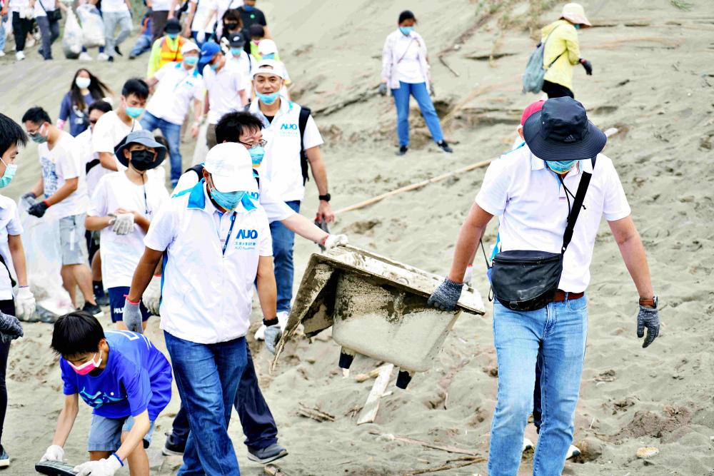 友達永續基金會2022 Ocean Party活動，與桃園市政府環保局、海湧工作室、觀音樹林里社區多方合作，一同手護台灣藍色海岸