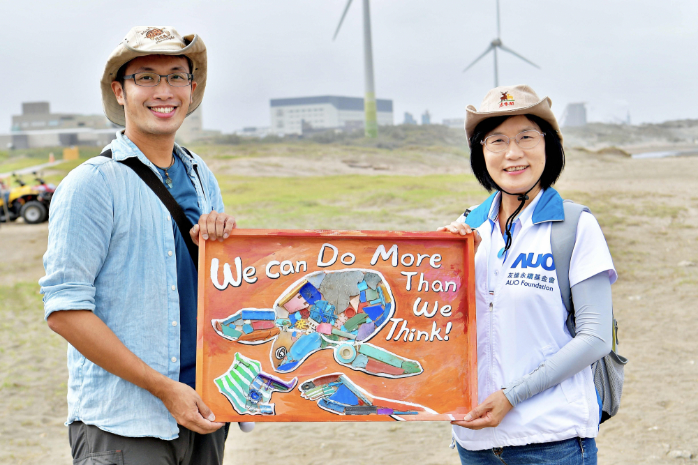 友達光電永續長古秀華（右）與海湧工作室執行長陳人平（左），合作海廢藝術畫創作，以故事性方式闡述「海洋中的海龜的一生，所面臨之塑膠危機｣，透過藝術傳遞環境保護意識