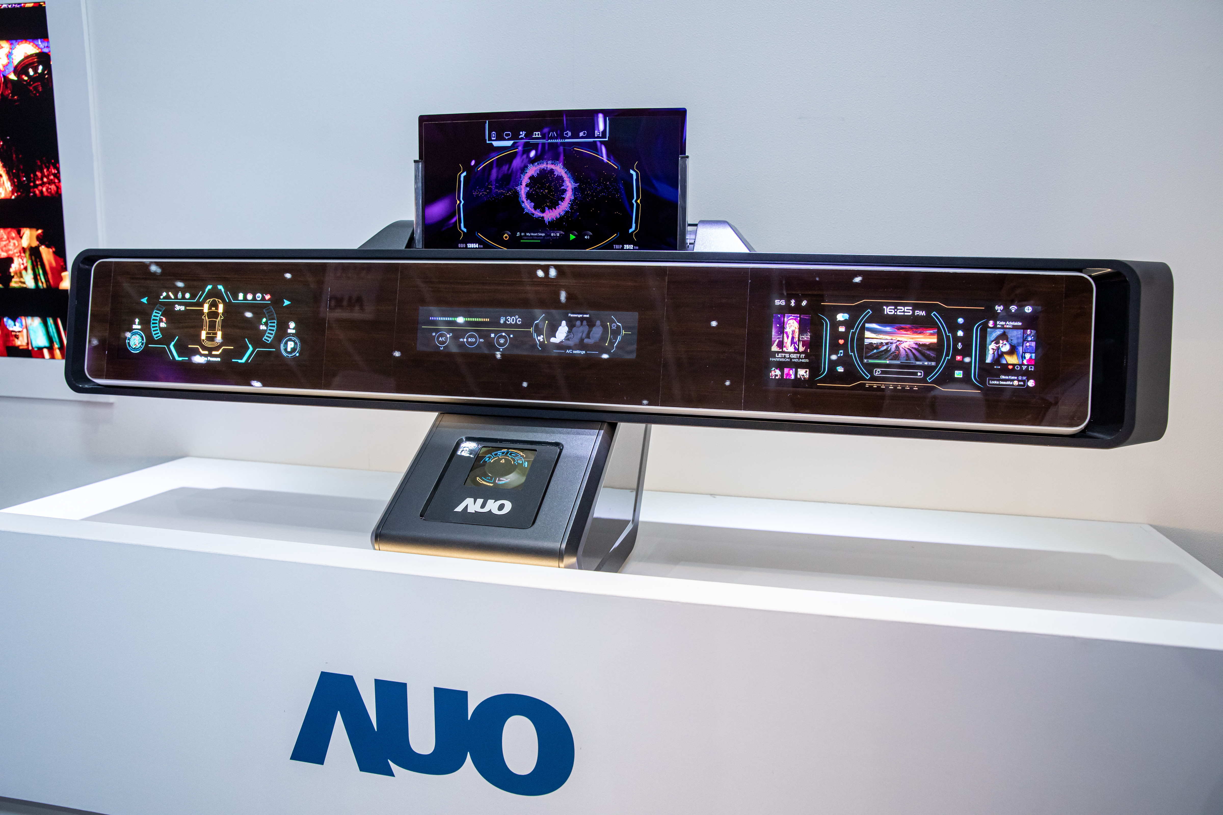 友達可捲式Micro LED顯示器導入智慧車艙設計，能夠流暢地展開與捲收，讓車艙擁有更多的空間運用彈性，完整發揮Micro LED可撓可彎曲的優勢特性