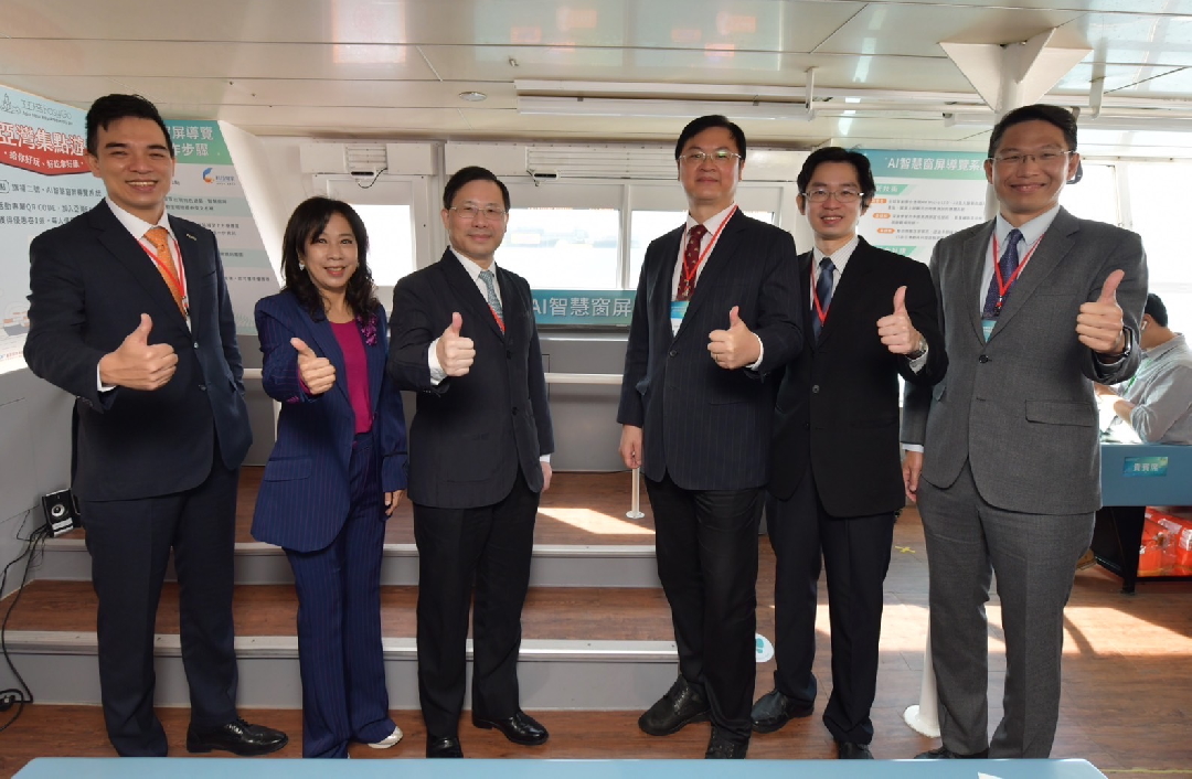 由經濟部技術處指導推動，透過友達光電、工業技術研究院與船舶中心三方合作，於高雄亞灣智慧渡輪率先導入最新Micro LED透明顯示器屏今(22)日啟用(左起友達光電營運長暨總經理柯富仁、高輪公司董事長黃淑美、經濟部次長林全能、高雄市副市長羅達生、經濟部技術處科長張能凱、工研院電光系統所副所長李正中)