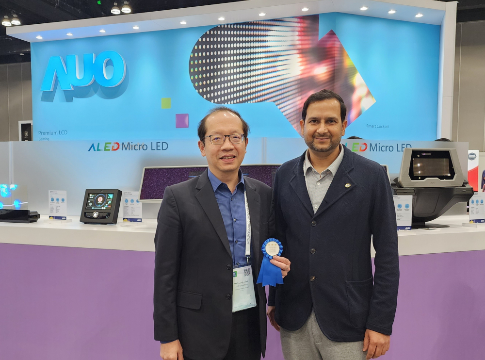 友達光電於2023 SID顯示週，由SID國際資訊顯示學會評選頒發「最佳中型展位獎」。左為友達光電技術長廖唯倫。
