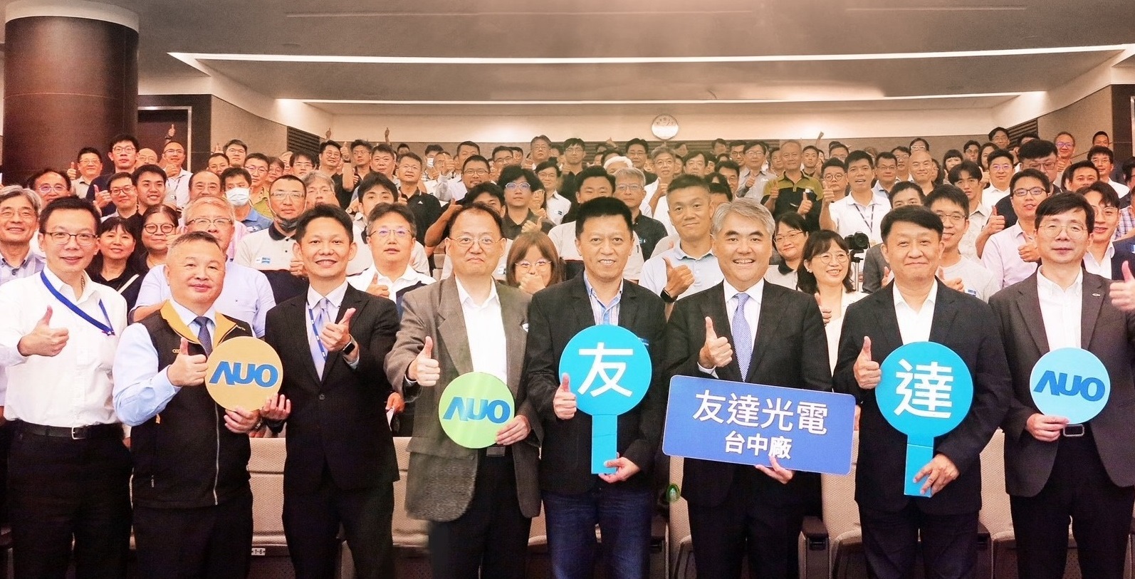 友達以太陽能解決方案領航者，跨足建築領域，4日在台中廠區舉辦「光電建築一體化研討會」，邀請產業先驅共同推動綠化，打造新一代智慧綠建築。