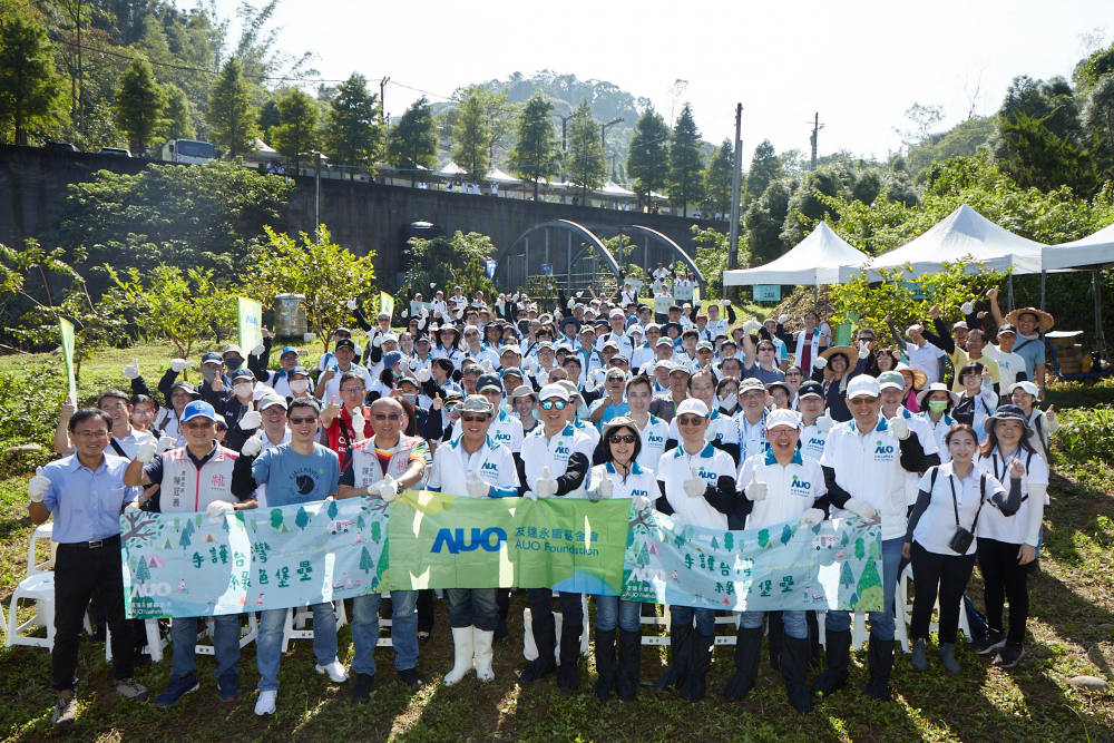 友達永續基金會集結超過200位志工，攜手移除外來入侵種小花蔓澤蘭，守護霄裡溪生物多樣性