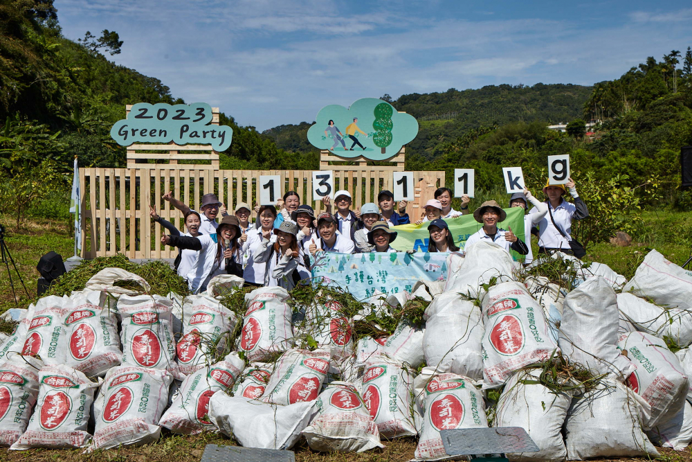 友達集結超過200位志工，攜手移除高達1311公斤的外來入侵種「小花蔓澤蘭」