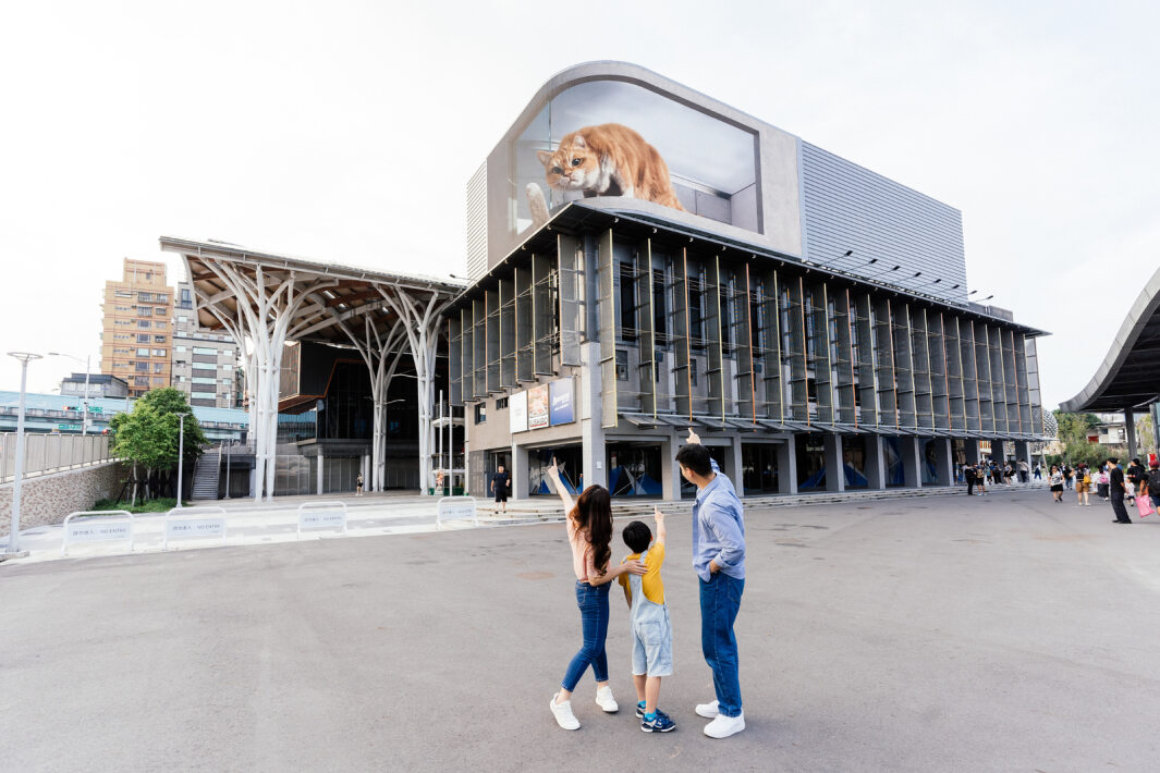 友達打造全台最大戶外裸視3D LED弧形螢幕，將超立體的軟萌胖橘貓動畫活躍於頂樓外牆