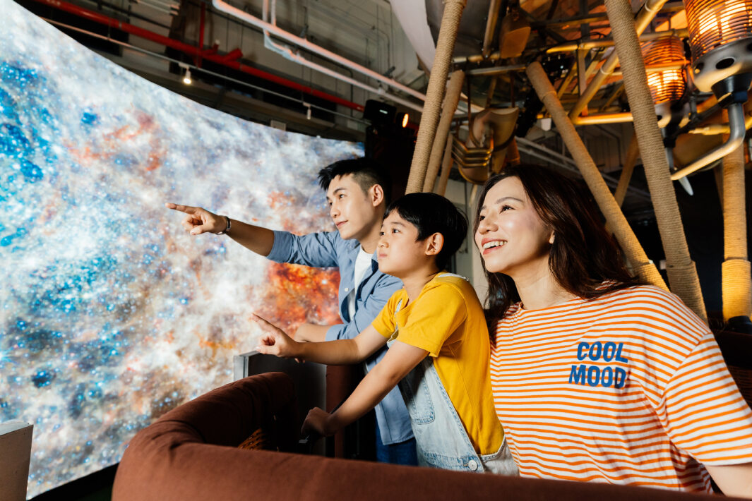 友達打造全台最大寬6公尺、高4公尺、唯一搭載LED弧形拼接顯示屏的動感飛行船，讓乘客駐足在熱氣球上，享受身歷其境的偽出國旅遊樂趣