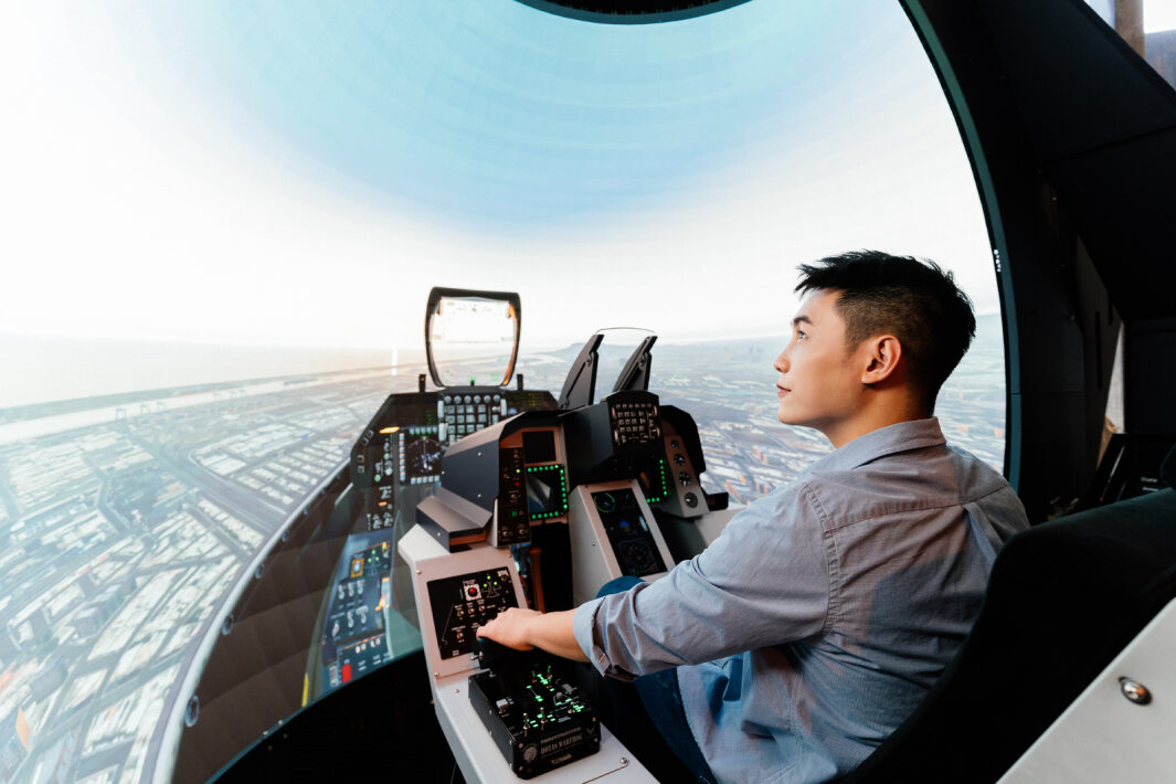 友達以P1.25小間距打造球形LED模擬艙，搭配智崴的精密六軸動態座椅，結合友達專業影像調校技術，呈現擬真模擬飛行場景