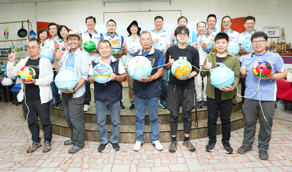 友達光電暨友達永續基金會董事長彭双浪與農業部林業及自然保育署新竹分署夏分署長、供應商夥伴、在地鄰里協會、社企團體，以循環再生的海廢浮球倡議從源頭減廢，為地球移除塑膠垃圾，共同「手」護台灣美麗海岸