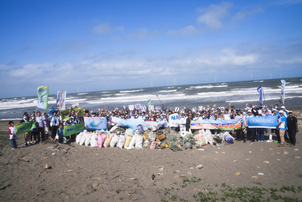 友達永續基金會召集企業志工、產官學和供應商夥伴，在苗栗後龍外埔魚港1340保安林海岸淨攤，齊心協力清除1.2公噸海洋廢棄物，以行動實踐對環境友善的承諾