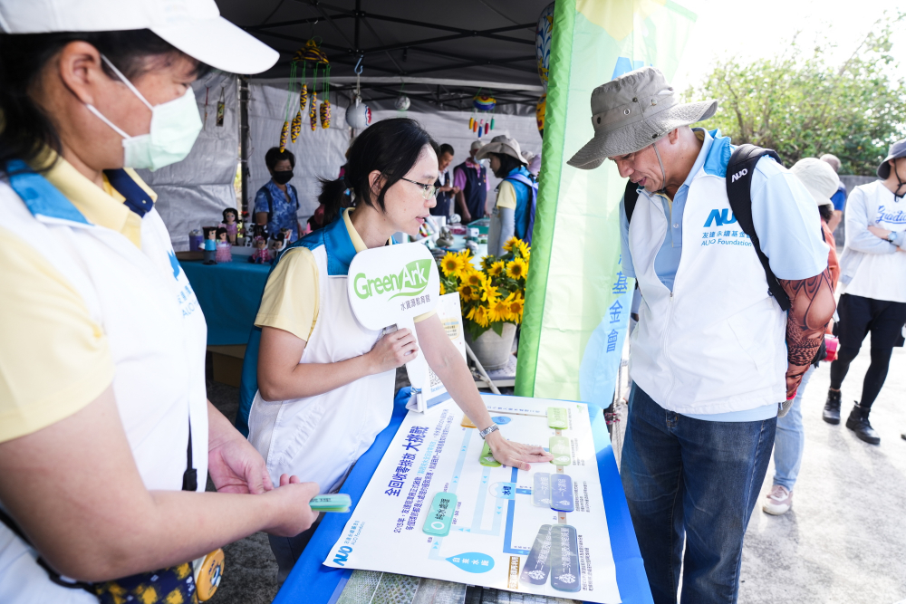 2023年友達永續基金會Ocean Party活動攜手社會企業及地方創生團體，策展食衣行等循環再生環教市集，及電動巴士接駁等低碳活動設計，打造減塑低碳的永續淨灘活動