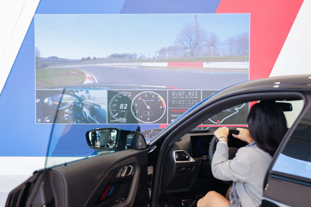 顧客按下虛擬Engine Start按鈕，啟動預選車款的引擎聲浪，螢幕同時呈現德國紐柏林賽道的試駕畫面，坐進車內一秒化身駕駛員馳騁奔騰