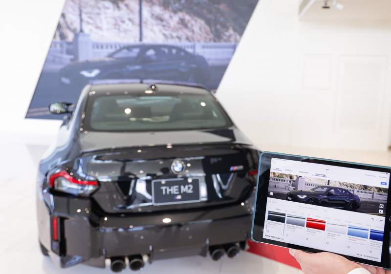 賞車介面即時投放到LED牆上，顧客可即時更換車輛內裝、零件選配與車款配色，提供近乎與實車等比例的沉浸式無死角虛擬賞車體驗