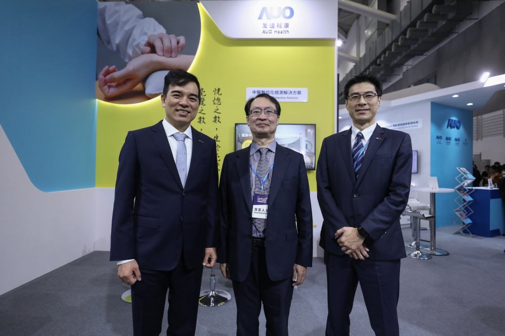 首次於醫療科技展亮相的友達耘康，捐贈數位化檢測設備與研究經費，協助衛福部國家中醫藥研究所打造中醫大數據資料庫。圖由左至右為友達光電執行長暨總經理柯富仁、衛福部國家中醫藥研究所所長蘇奕彰、友達光電智慧醫療事業群總經理廖世宏