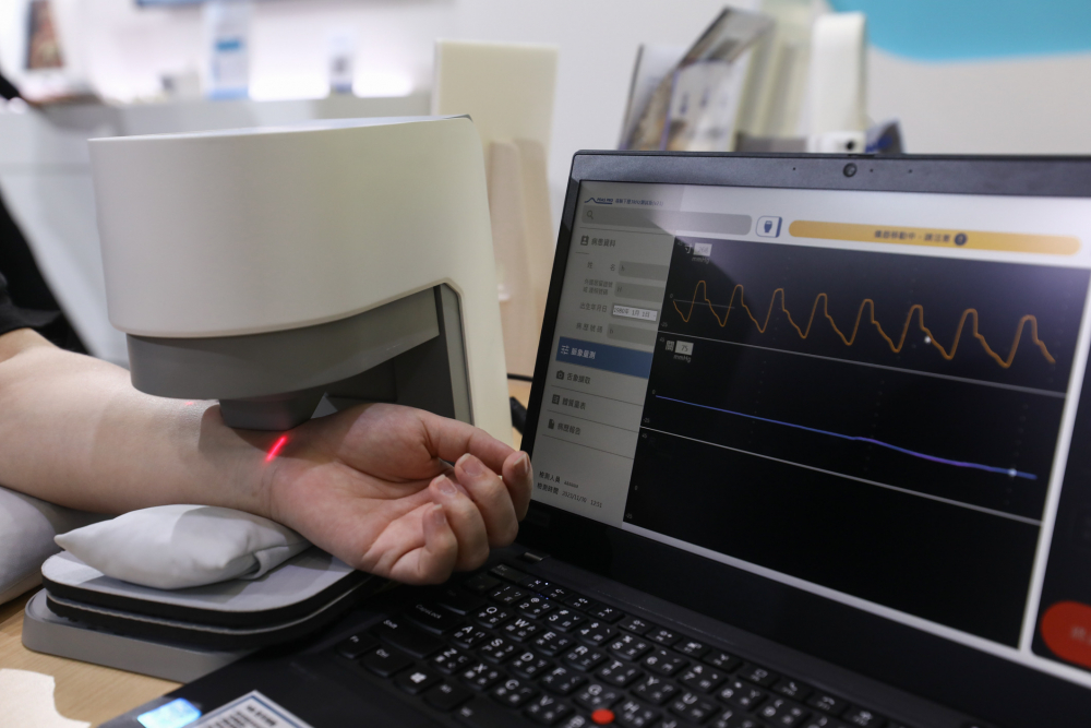 友達耘康脈象檢測系統透過電腦精準控制升降系統，還原中醫師三指把脈過程的舉、按、尋手法，將脈象感受轉化成數據，未來可結合大數據分析，實現智慧醫療及準確性