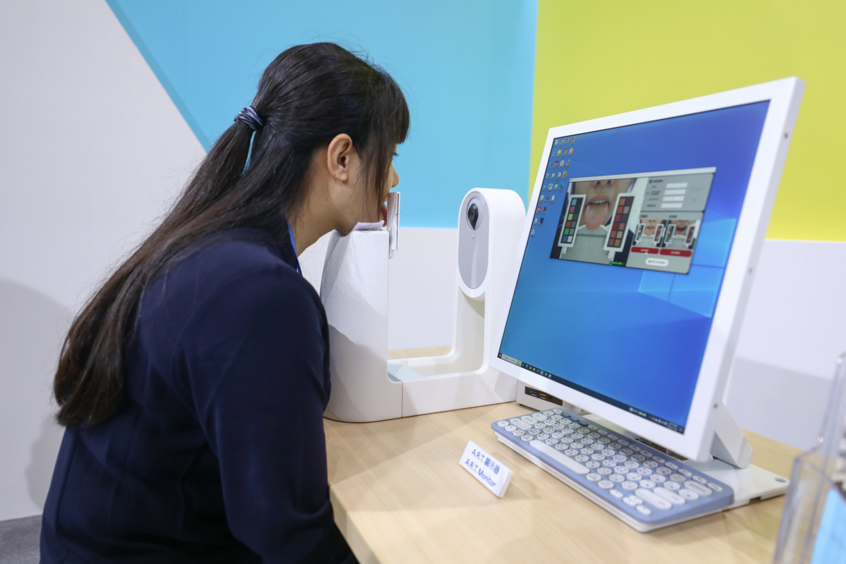 友達耘康延伸友達卓越的感測技術及色彩管理專長，研發出舌象擷取系統，可提供數據化、影像化的檢測結果，輔助醫師與專業醫事人員做為臨床研究、檢測結果評估與檢測紀錄的留存