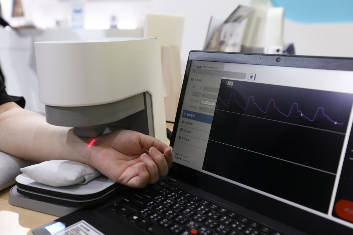 友達耘康脈象檢測系統透過電腦精準控制升降系統，還原中醫師三指把脈過程的舉、按、尋手法，將脈象感受轉化成數據，實現智慧醫療及準確性