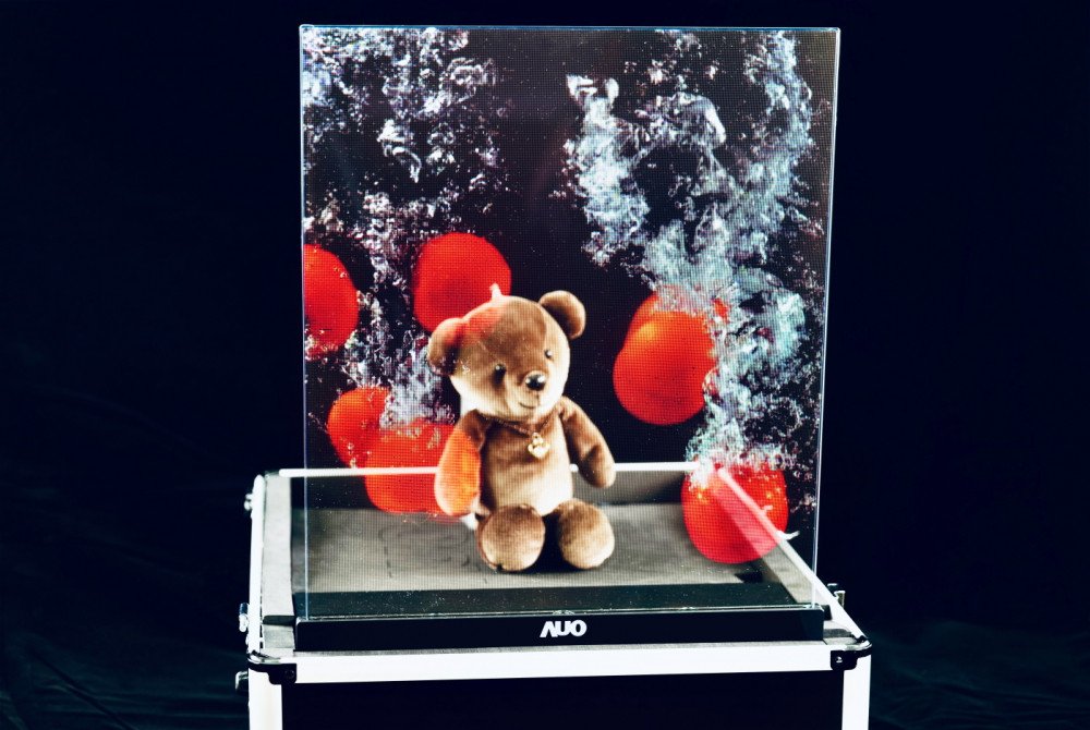 友達以次世代Micro LED顯示技術打造之透明顯示器，具備高穿透、低繞射、高亮度、可拼接之特性，可廣泛應用於智慧移動、零售、育樂和醫療等多元場域