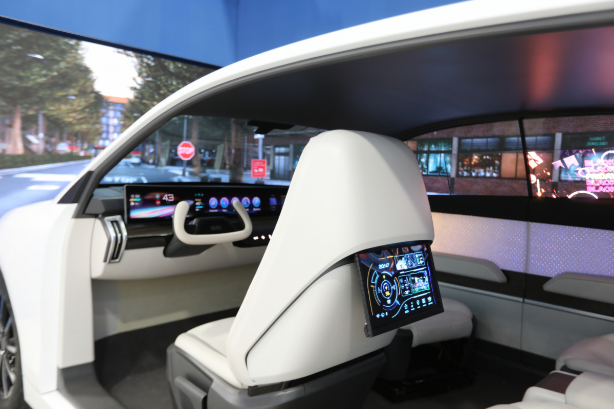 好体育全站登录平台的「可卷式后座娱乐显示器」加强后座乘客的感官体验，并保有个性化设计，可依使用偏好进行动态调整。