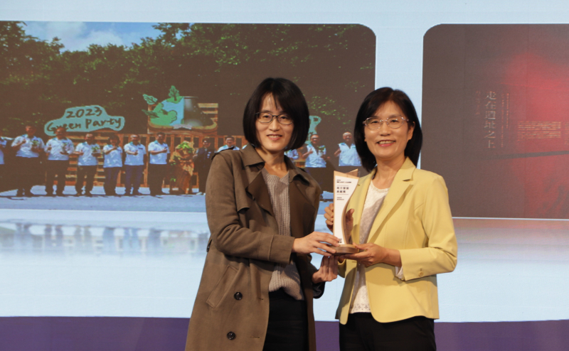 友達保存「西大墩窯遺址」且推廣在地文史教育不遺餘力，今（6）日獲頒「人文企業獎」地方發展獎之最高榮譽典範獎。由文化部陳文婷簡任視察（左）頒獎，友達永續長古秀華（右）代表受獎