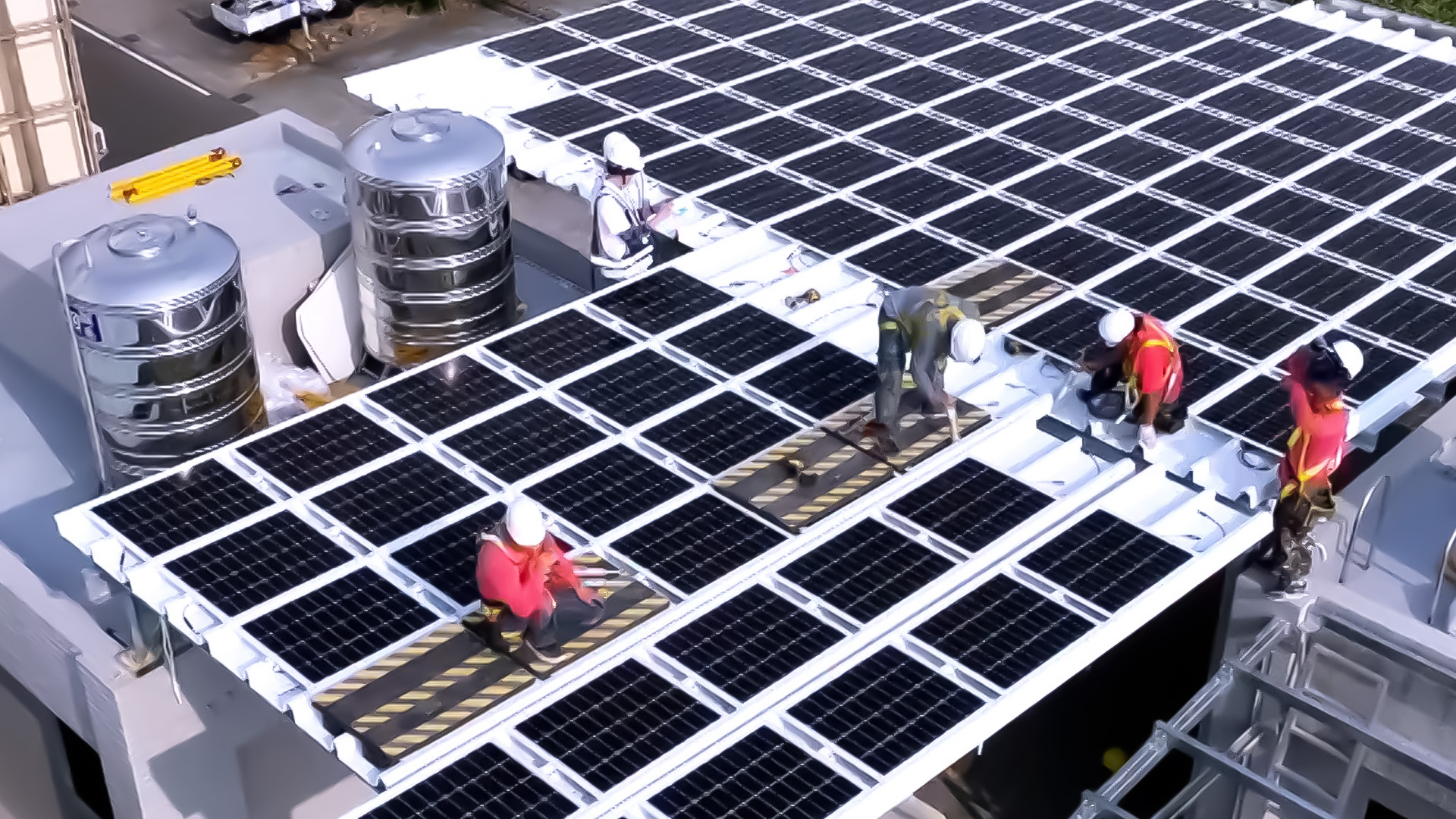 好体育全站登录平台着力于替代能源之技术研发，如光电浪板的相关制程、设备与产品，其中所开发之光电整合型浪板，减少传统金属支架安装，更提升耐候度，可广泛运用于多元场域，并辅助建筑达到净零碳排目标