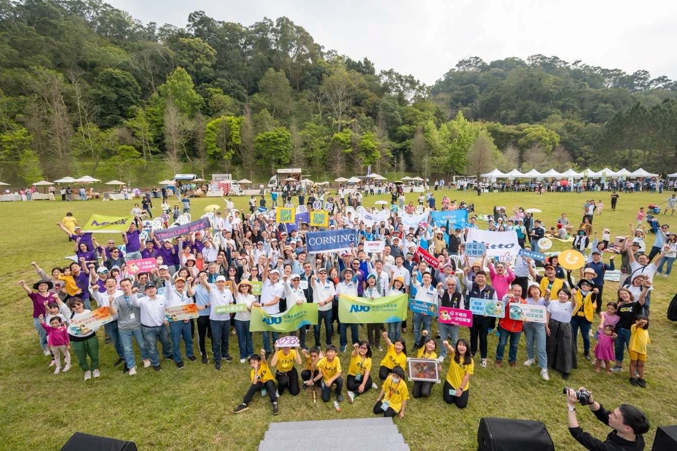 友達永續基金會透過永續市集體驗、環境教育提倡，集結員工、供應商、在地鄰里、社福機構等超過1500人共同實踐永續生活