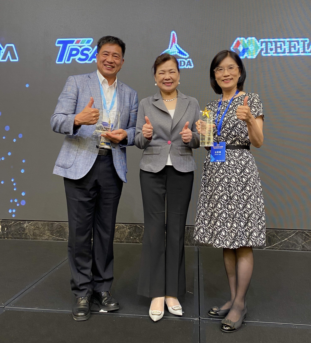 友達致力推動永續發展，於Touch Taiwan2024以3R策略貫穿Display、ESG展位實現綠色展覽目標之成果，Display展位獲綠色裝潢設計鑽質獎最高榮譽，ESG同獲金質獎殊榮。由經濟部長王美花（中）親自頒予友達光電董事長彭双浪（左）、友達光電永續長古秀華（右）