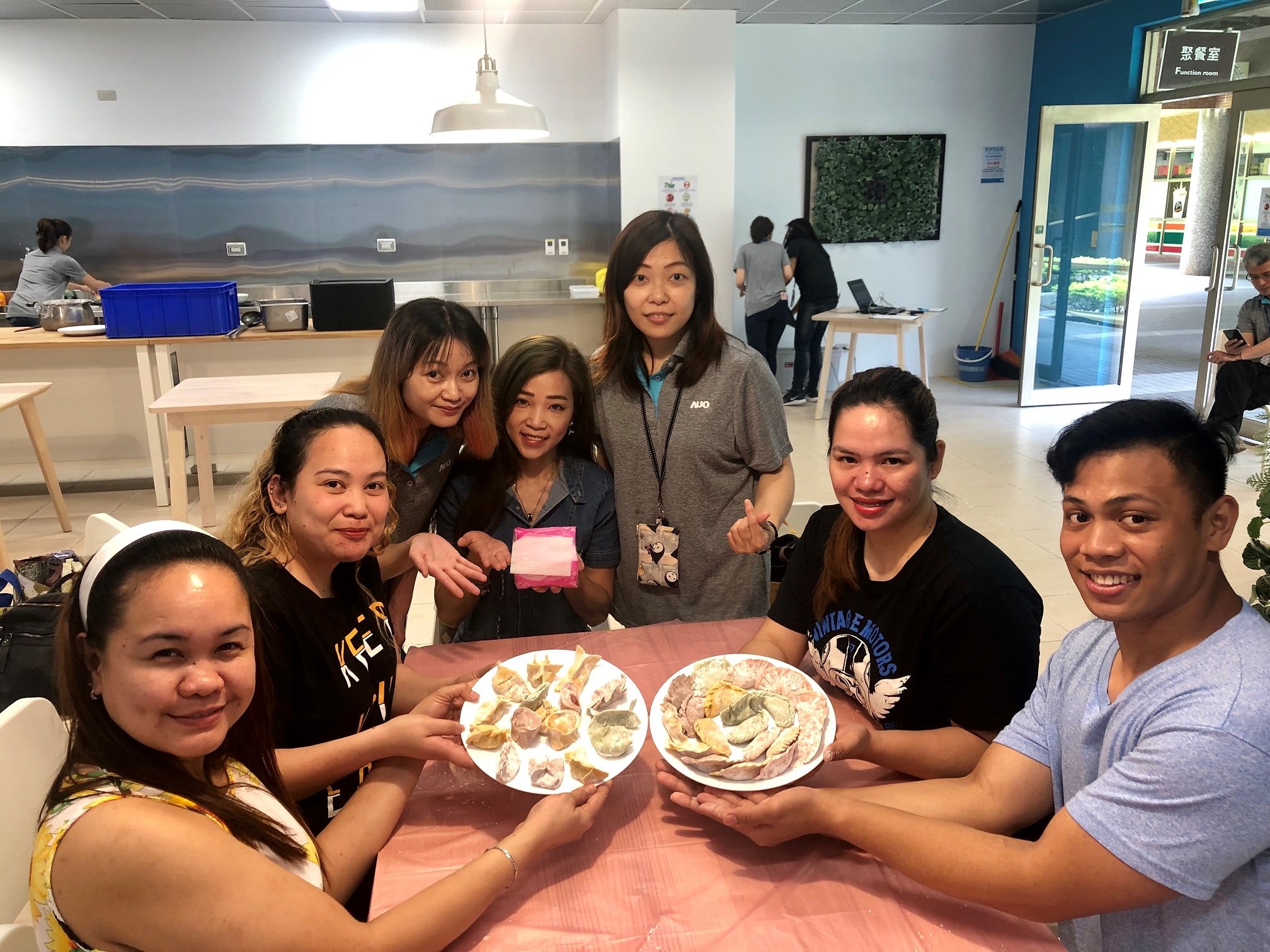 友達將DEI理念貫徹到企業文化和實踐，舉辦如台菲廚藝交流等活動，讓同仁了解彼此文化差異、培養情感