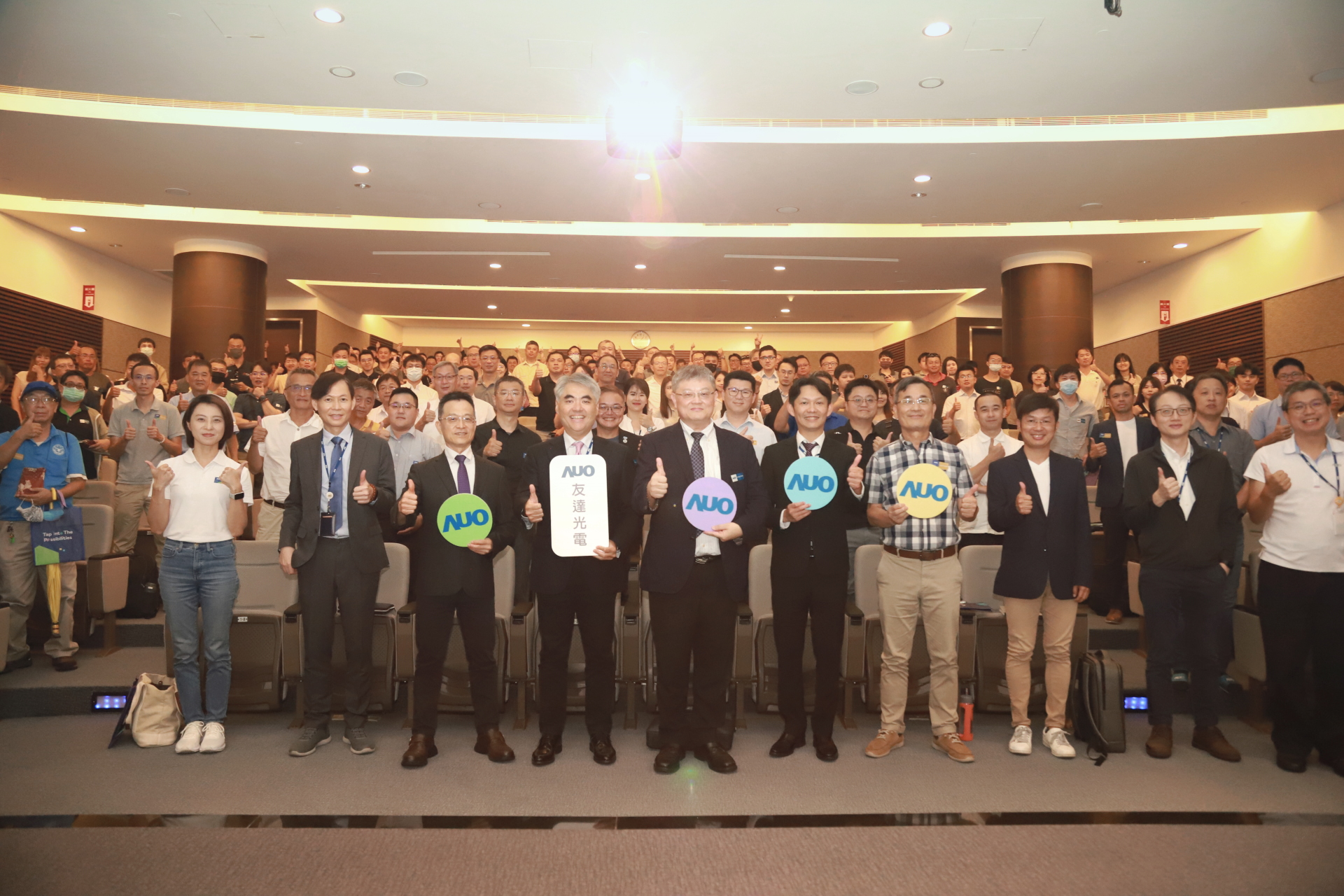 友達光電邀請領域專家共研再生能源發展、電力需求及建築物減碳等議題進行交流，盼共擘綠色永續生態圈的嶄新契機。