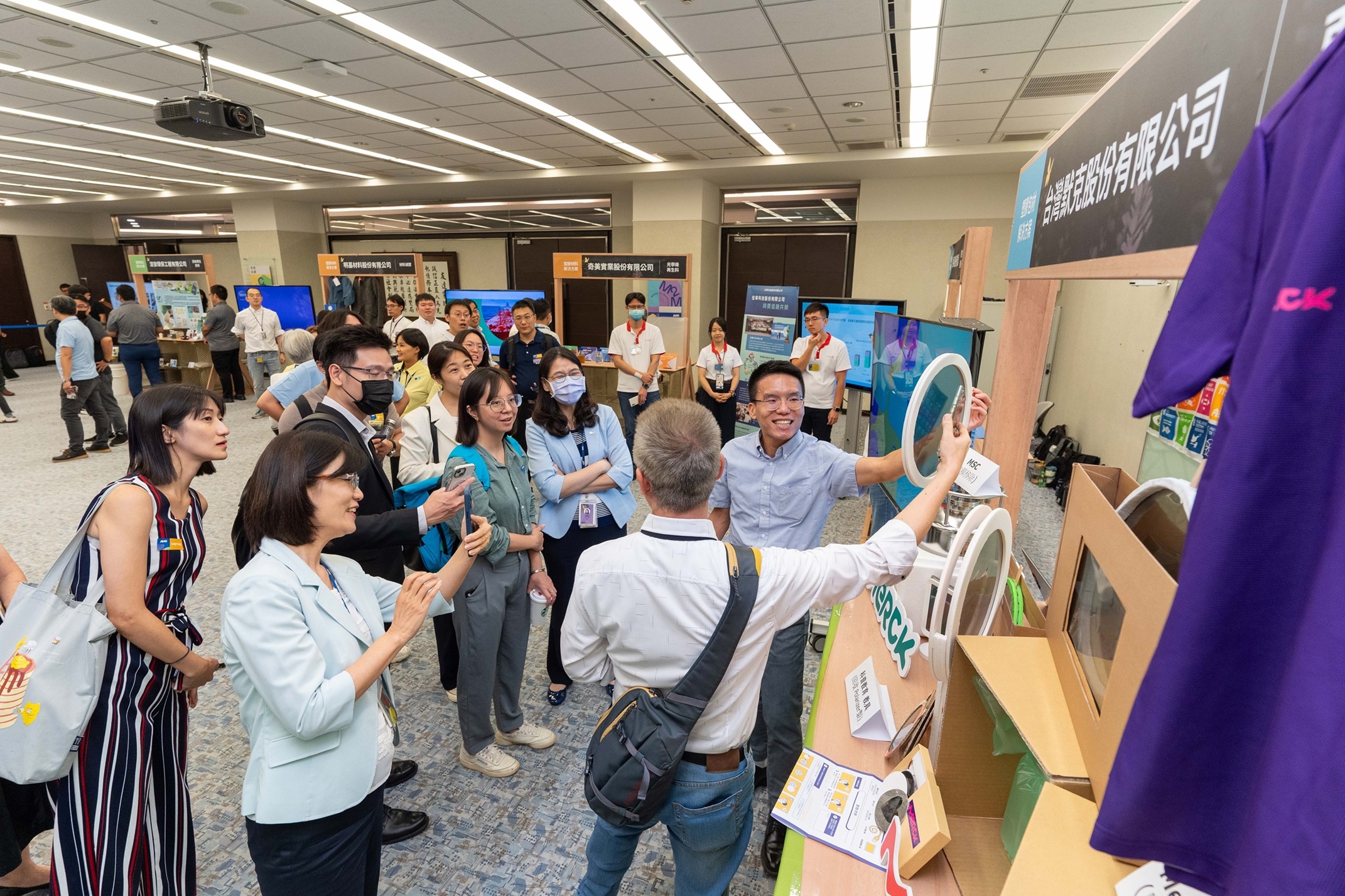 好体育全站登录平台连手产业伙伴策划首届生态圈联展，展示如何将废塑料循环再利用，创新解决方案包括：塑料包材再生与循环使用、再生塑料研发及应用、废塑料回收再生技术、减塑生活提案等