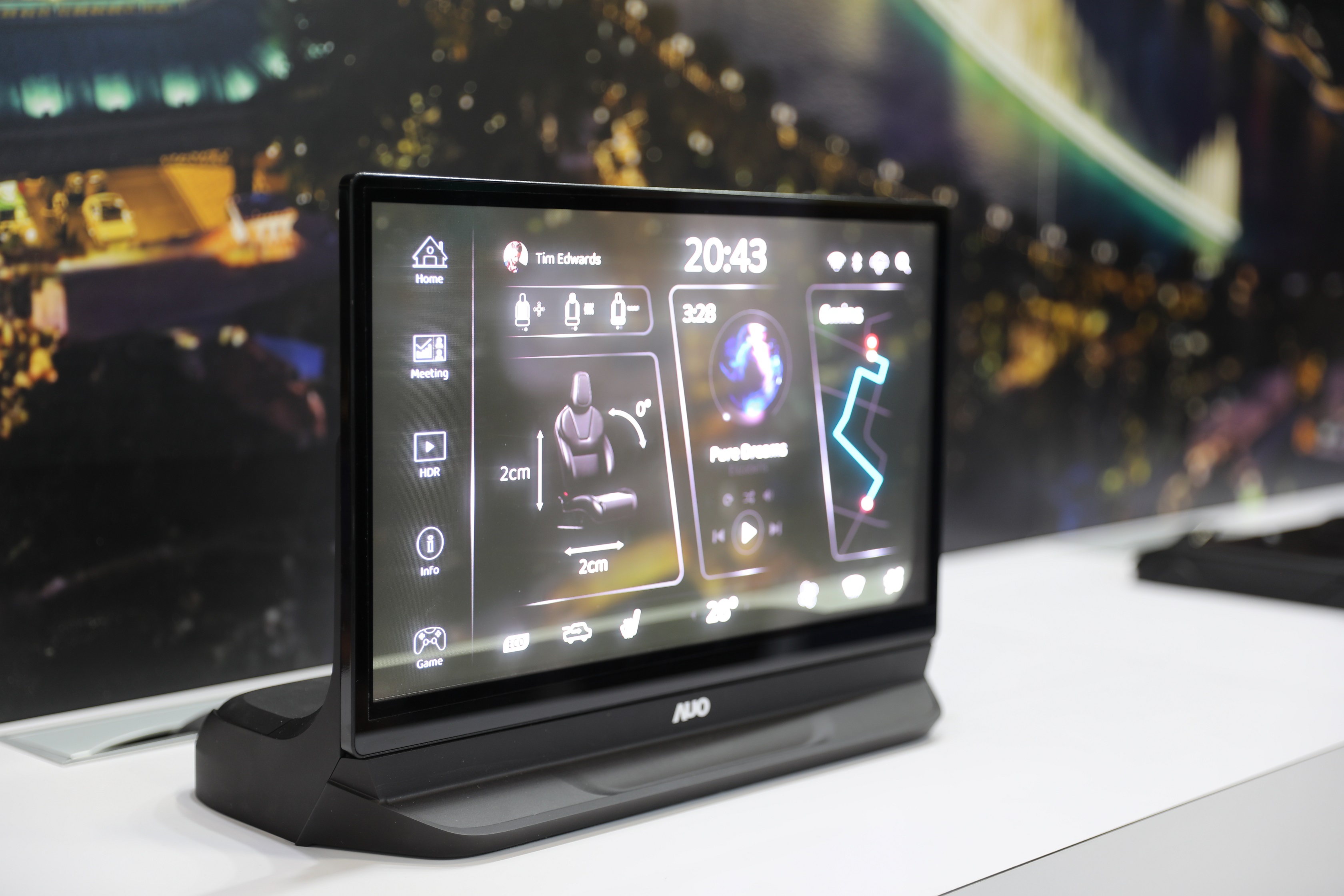 友達將Micro LED透明顯示技術整合黑切換技術的解決方案，釋放強大的技術自主開發能力，跨越室內外應用界限，開創業界第一台17.3吋快速黑切換透明觸控Micro LED顯示器