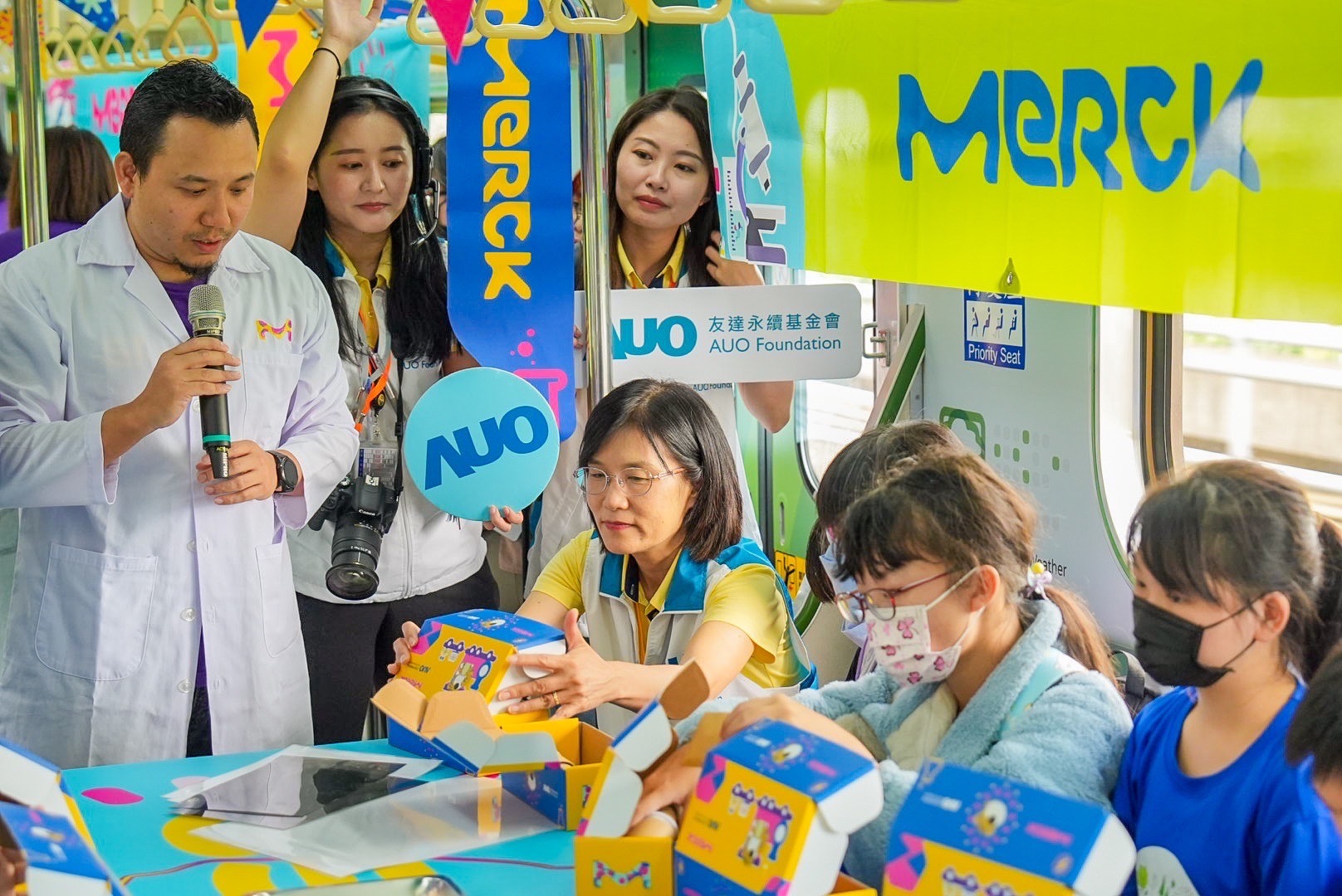 友達以光電、再生能源、水資源三大核心，設計「再生能源和循環經濟」多元永續教育主題，並攜手供應鏈夥伴默克開發創意科學教材及實作體驗，期讓永續素養透過科學探索向下扎根