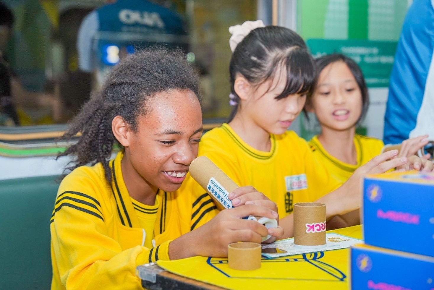 友達與默克分別回收不再使用的偏光片及液晶顯示模組，設計光電課程「玩轉光與闇」，讓學生們親手製作偏光萬花筒與簡易液晶顯示器，實踐循環再生的永續理念