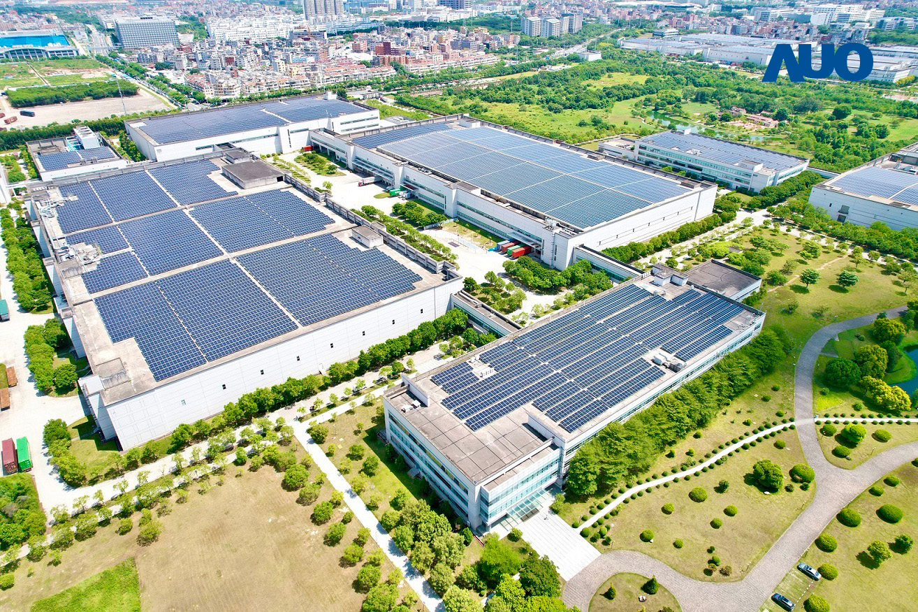 好体育全站登录平台厦门推动智能制造同时，透过绿电创能纵深推进绿色转型，厂区全屋顶铺设太阳能光伏板，每年太阳能发电 2,600多万度