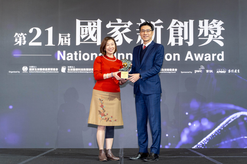 友達旗下子公司友達耘康與達擎分別以「中醫數位化檢測解決方案」及「寬視角3D醫療顯示器」獲得第二十一屆國家新創獎「智慧醫療與健康科技」類別的「企業新創獎」與「國家新創精進獎」兩項殊榮。圖左為衛生福利部政務次長林靜儀、圖右為友達光電智慧醫療事業群總經理廖世宏