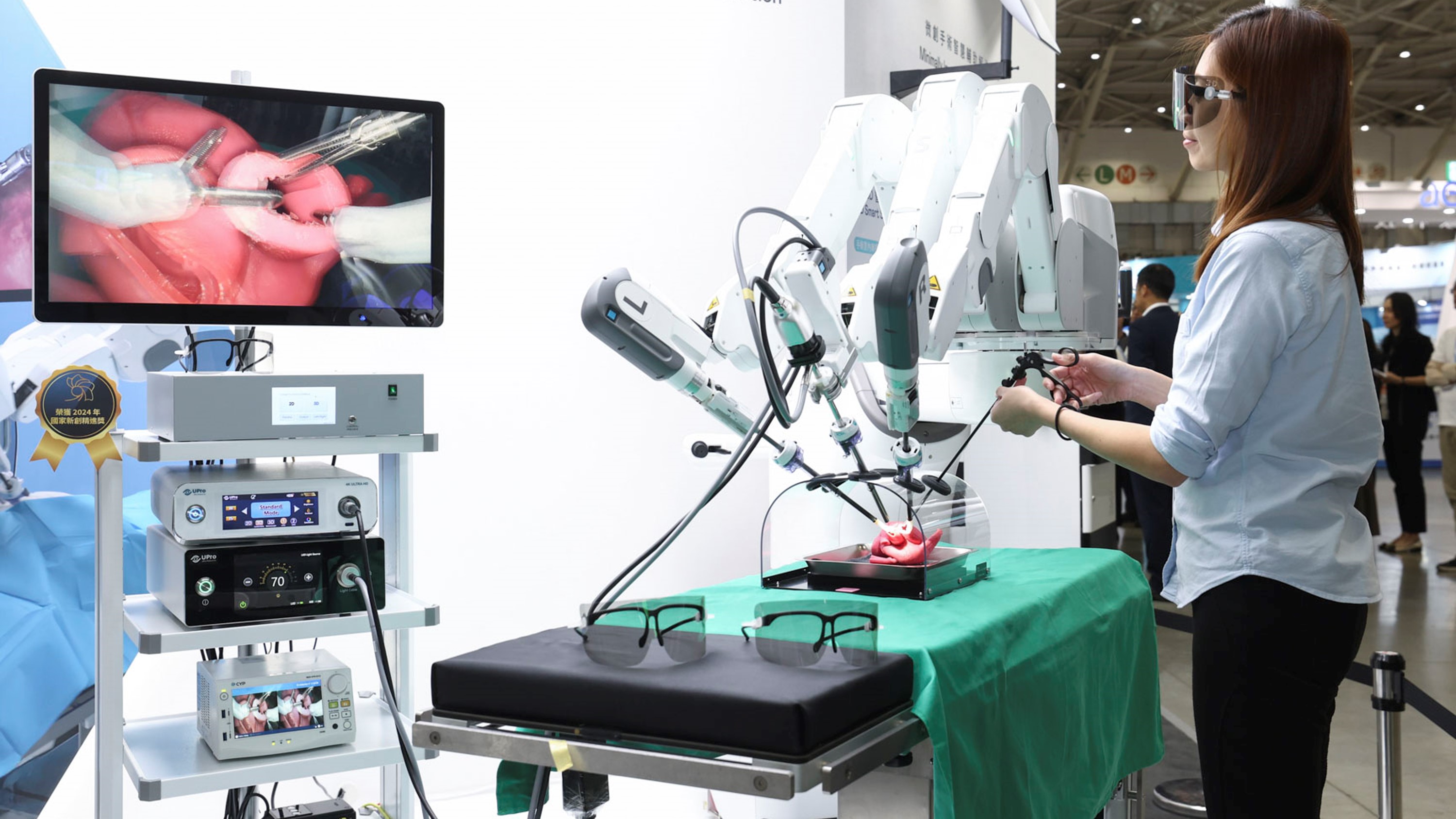 達擎寬視角3D醫療顯示器可應用於機器人手術即時3D解決方案，提供醫療團隊即時、同步的3D手術影像，提升溝通效率與手術安全性