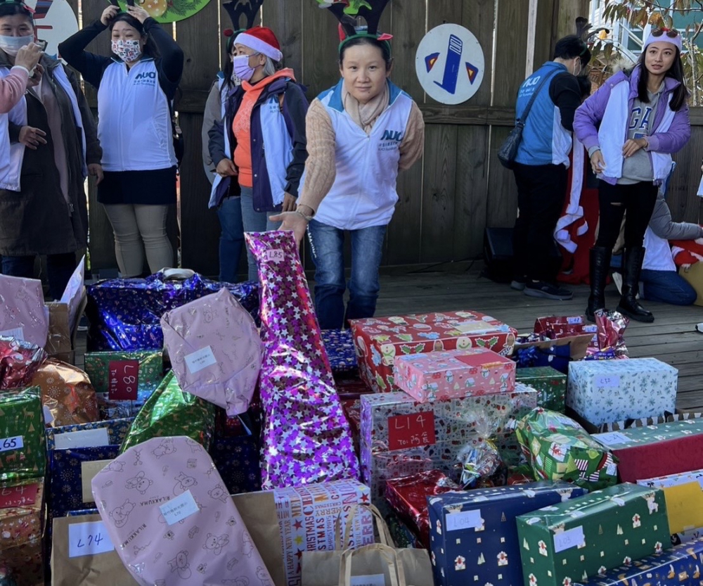 友達永續基金會「圓夢列車」年年迴響熱烈，認捐同仁精心挑選禮物、巧手包裝，整理成隊後，將祝福一一打包送出