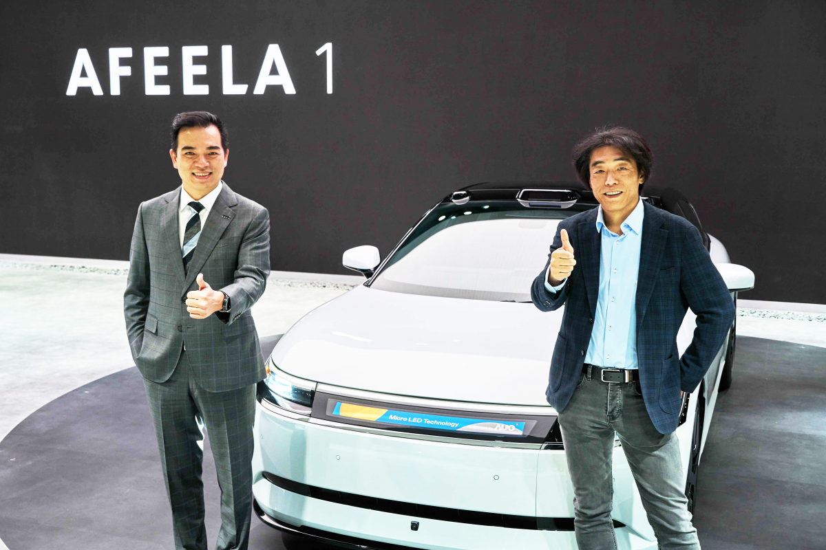 好体育全站登录平台与Sony Honda Mobility携手合作，率先全球展示搭载于AFEELA电动车上，首款应用在车身外部的Micro LED 车头显示解决方案 (Micro LED Media Bar Solutions)。好体育全站登录平台光电执行长暨总经理柯富仁(左)与Sony Honda Mobility代表取缔役社长兼营运长川西泉(lzumi Kawanishi)(右)在CES 现场展现双方坚定持续创新的承诺，实现更加人性化与智慧的驾乘体验。