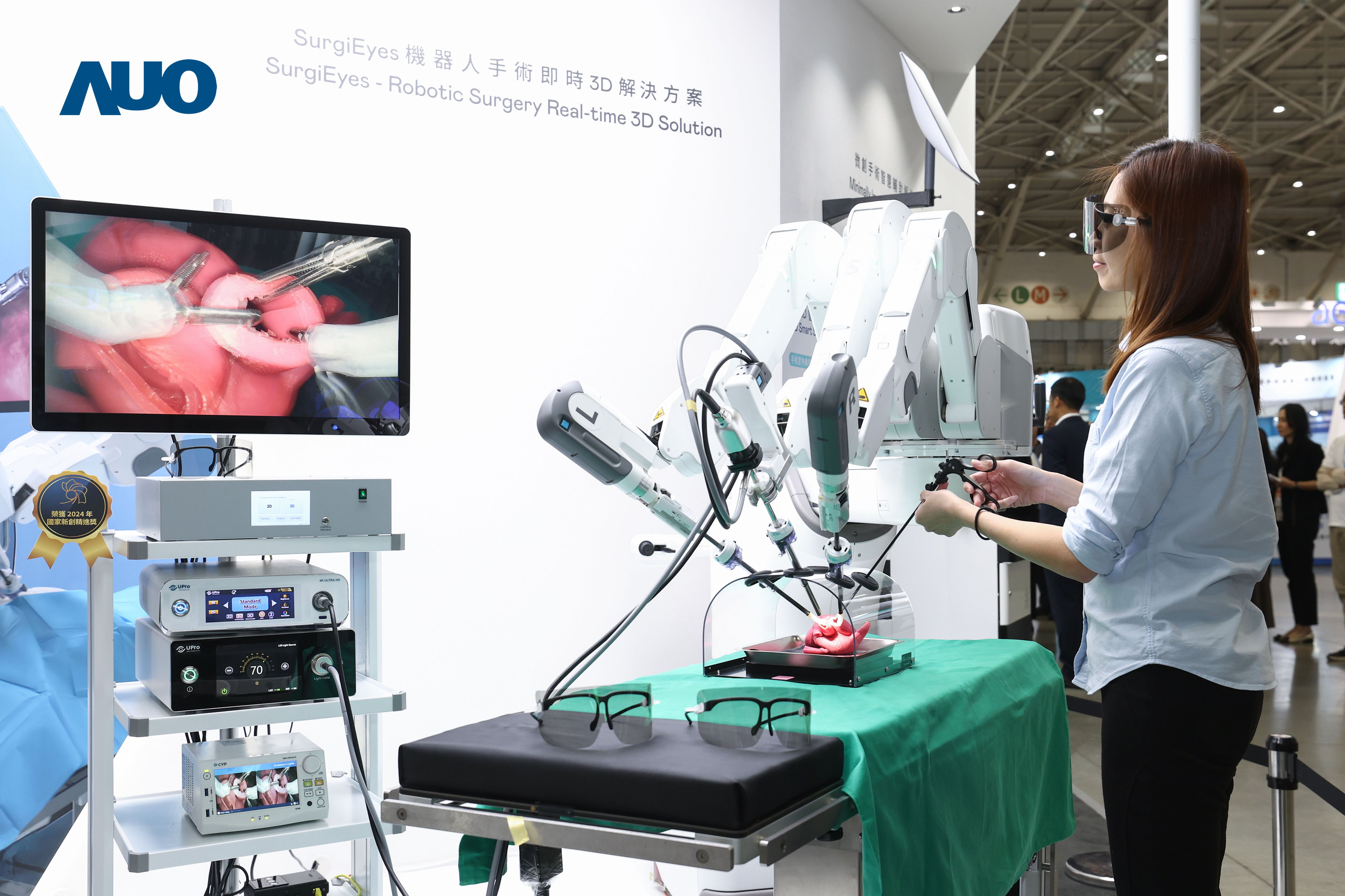 达擎以领先的3D显示技术推出〝SurgiEyes机器人手术实时3D解决方案〞，整合先进3D图像处理与独家3D垂直宽视角、广色域的显示技术，手术团队可实时同步主刀医师视角看到清晰3D影像，提升沟通效率与安全性。