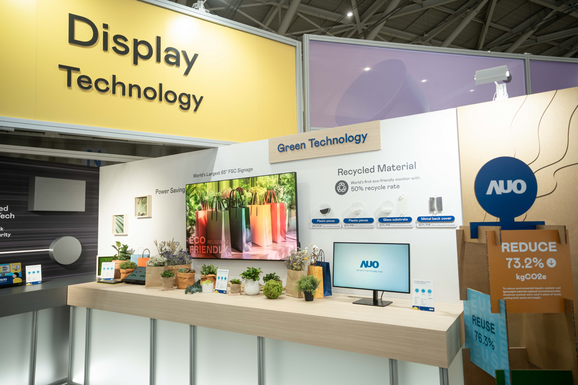 友達Touch Taiwan 2025雙展位再度獲etouch 綠色裝潢設計獎肯定；智慧顯示展位以鋁製模組系統取代傳統木作施作，並在相關裝潢物與設計使用可回收、可重複使用的材料，體現低碳與循環精神。