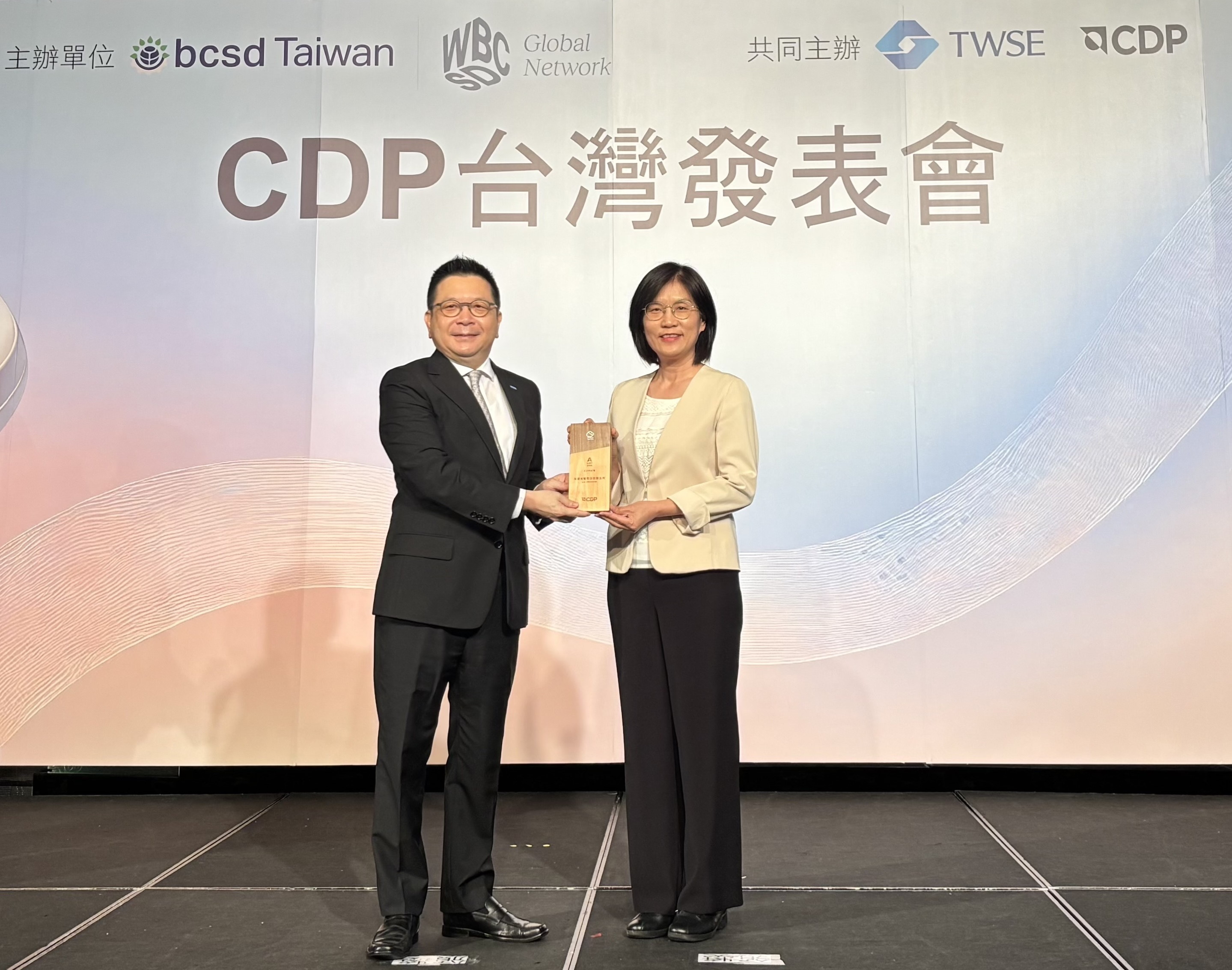 友達永續成果再獲國際評比肯定，獲頒CDP氣候與水資源雙項領導力評級。今由臺灣證券交易所董事長林修銘（左）頒獎，友達光電永續長古秀華（右）代表受獎