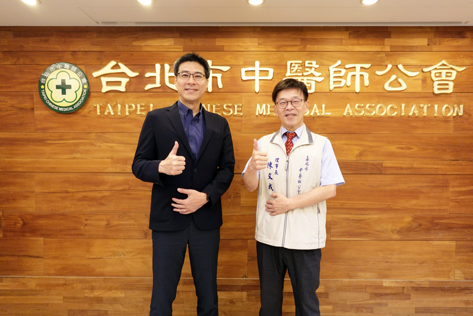 友達耘康積極推動中醫數位化，以創新技術與研發能量串連各界專家，共同建構智慧中醫生態圈；圖為友達耘康廖世宏董事長（左）與台北市中醫師公會陳文戎理事長（右）