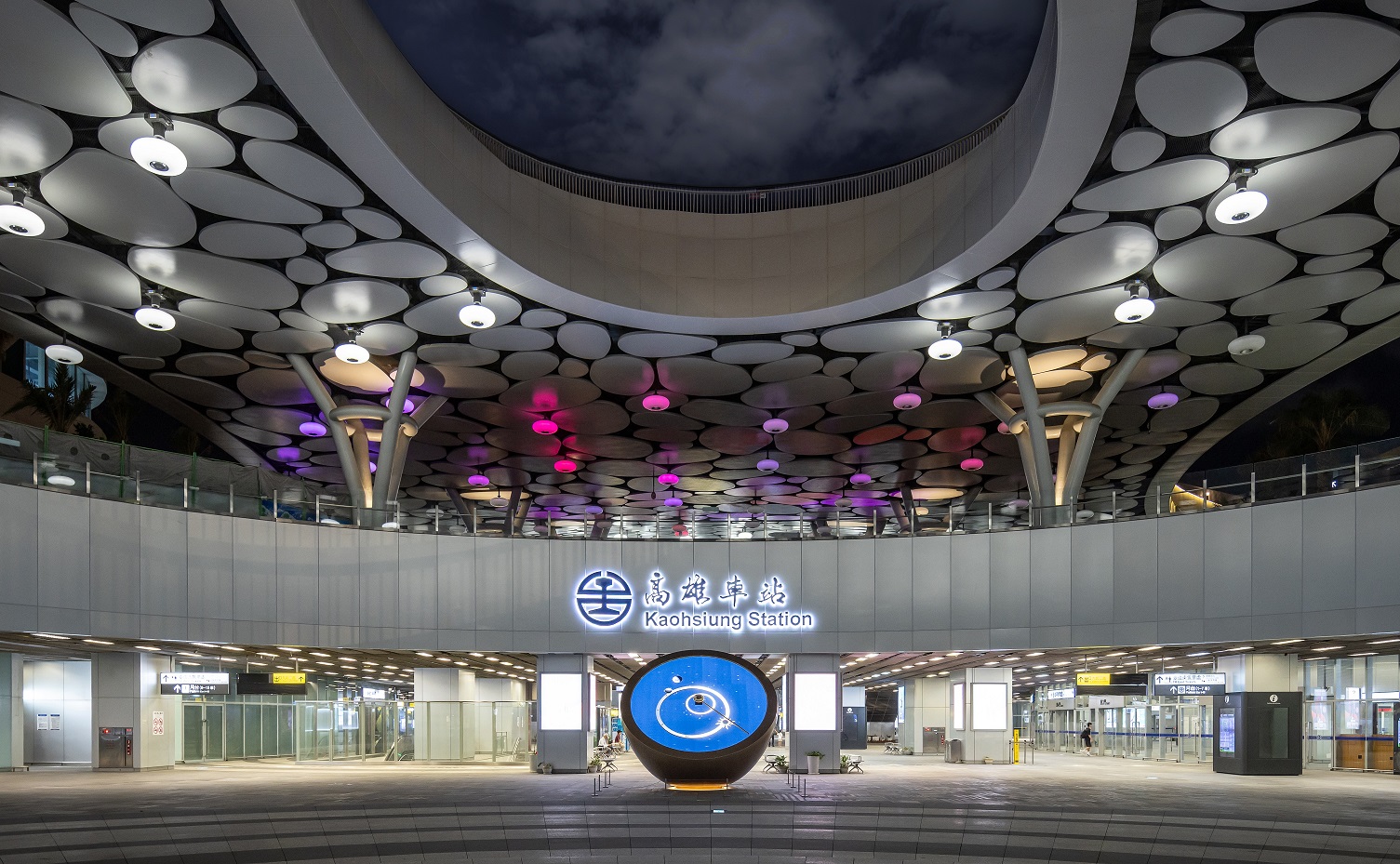 創利空間參與《高雄車站共感空間》公共藝術計畫，擔任視覺科技整合夥伴。於「看時間」天文鐘作品中提供技術指導，整合圓形LED鐘面與鐘體結構，在時間、天象星盤與空間氛圍間生動展演