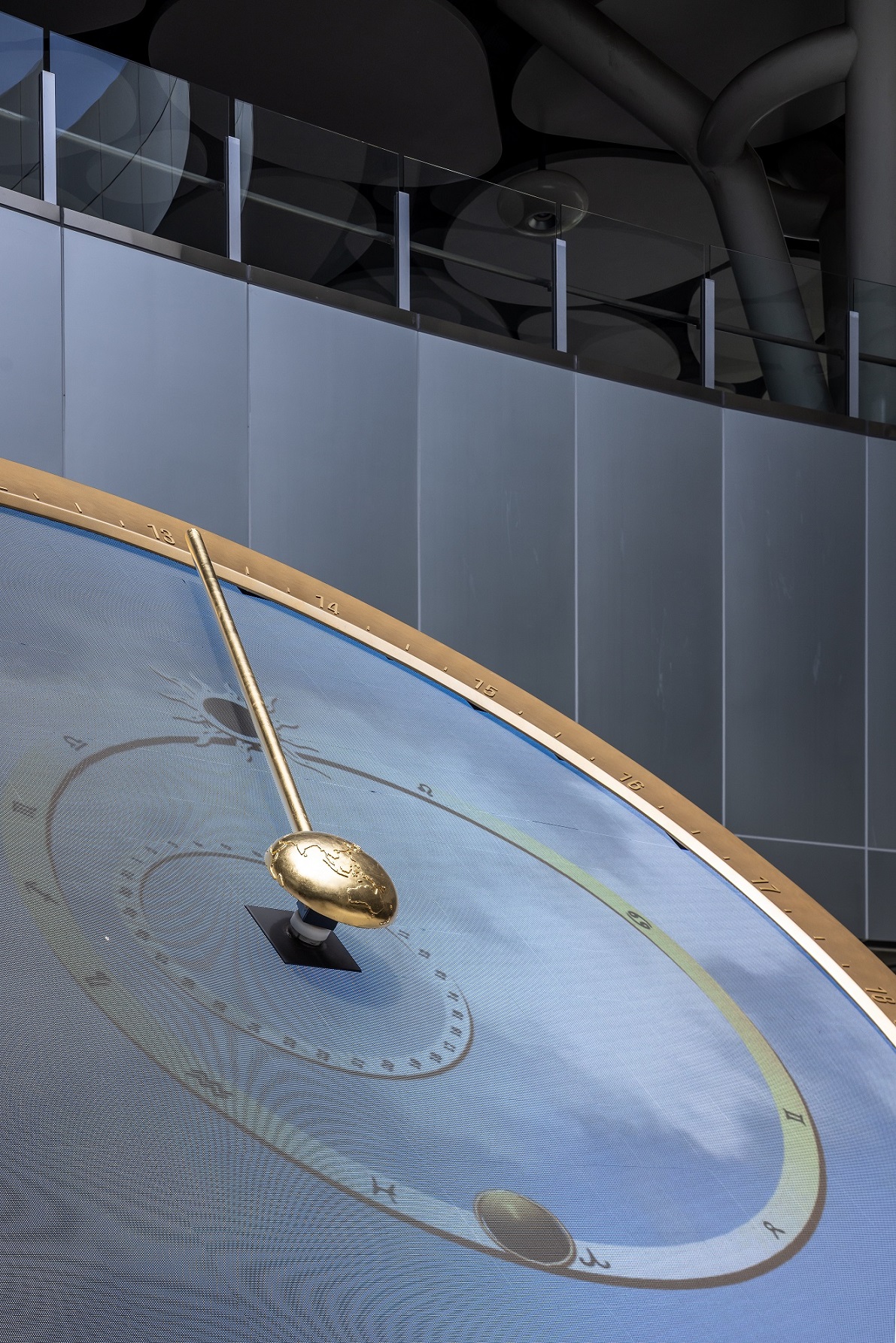 創利空間參與《高雄車站共感空間》公共藝術計畫，擔任視覺科技整合夥伴。於「看時間」天文鐘作品中提供技術指導，整合圓形LED鐘面與鐘體結構，在時間、天象星盤與空間氛圍間生動展演